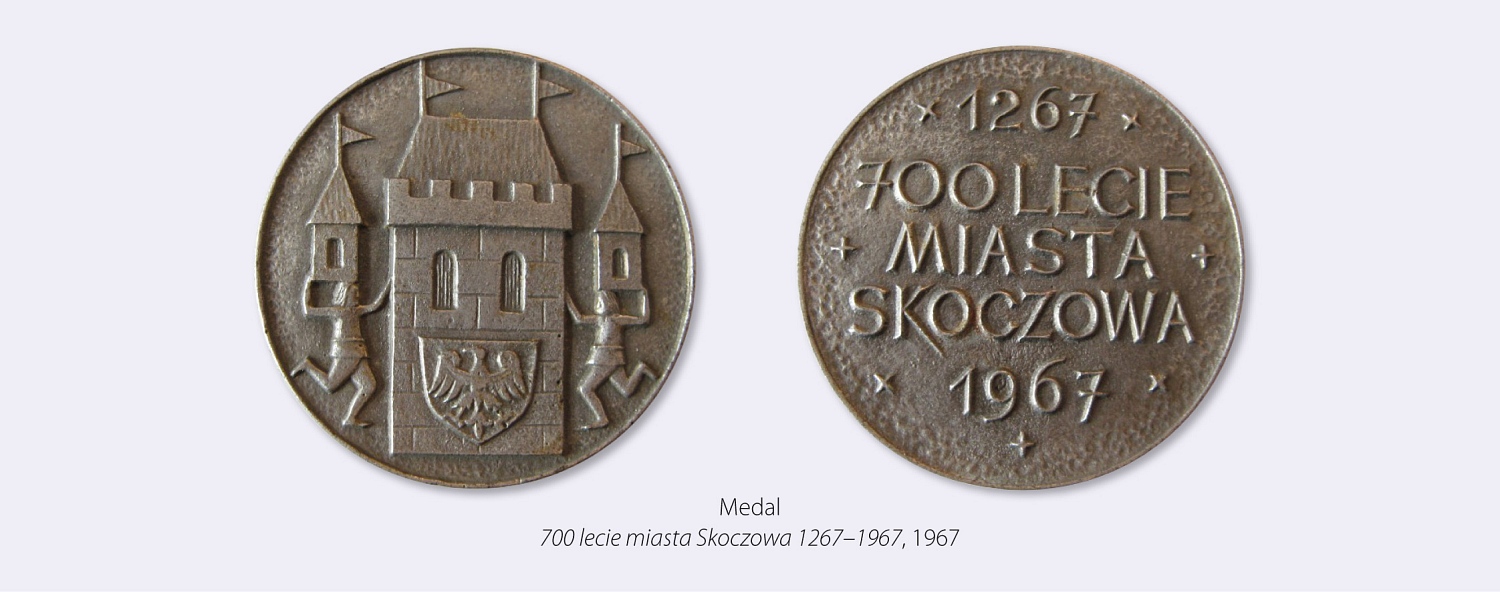 fotografie prezentujące dwie strony medalu odlanego z brązu, na awersie herb Skoczowa, na rewersie napis jubileuszowy