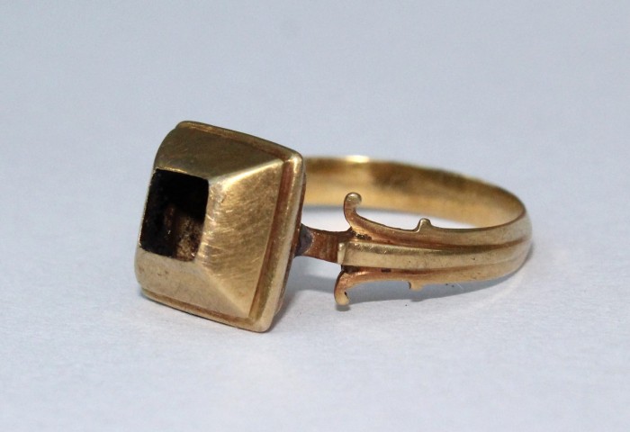 Złoty pierścionek bez kamienia