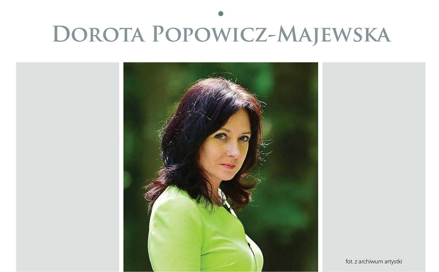 Dorota Popowicz-Majewska. Zdjęcie portretowe - kobieta z długimi kasztanowymi włosami, tło - rozmyta zieleń
