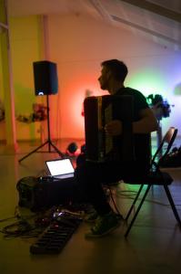 Przerwa muzyczna. Występ akordeonisty.