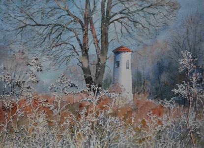 pejzaż lasu, w kolorach niebiesko, pomarańczowo-białych. Na środku obrazu znajduje się duże, brązowe drzewo, po jego prawej stronie biały, wąski budynek z pomarańczowym daszkiem - wyglądający jak mała latarnia.
