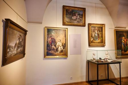 fragment ekspozycji, sala druga: na ścianach obrazy ilustrujące literaturę romantyczną, a w gablotce rzeźbione popiersia Goethego i Schillera