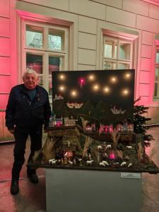 Przy jednej z szopek stoi ich twórca