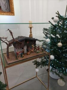 Kaplica. Obok choinki szopka w gablotce