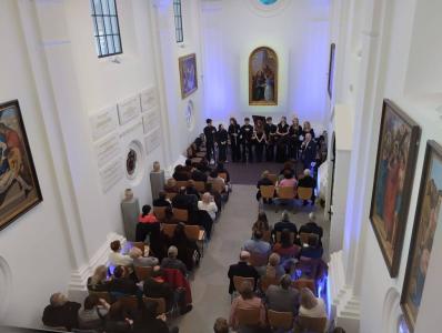 Kaplica Zamkowa: widok wnętrza z publicznością i wykonawcami koncertu.