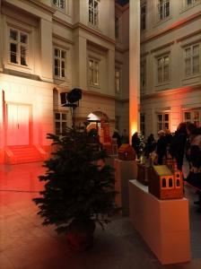 Atrium. Na pierwszym planie choinka, szopki i zwiedzający