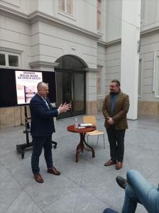 Gospodarz spotkania przedstawia prelegenta.