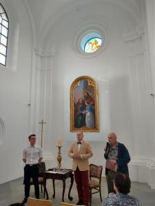 powitanie gości przez Dyrektora Muzeum Historycznego w Bielsku-Białej, w tle kaplica