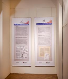 Dwa, wiszące na ścianie, banery z informacjami o wydawnictwie Antyk