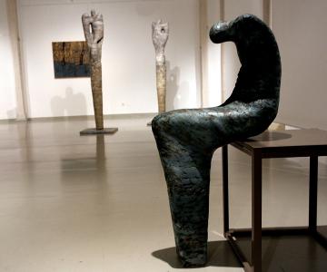 Rzeźba w kształcie siedzącej postaci