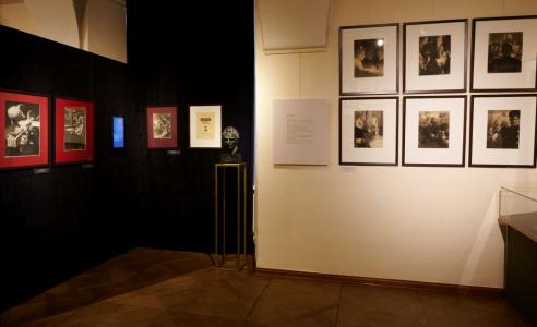 fragment ekspozycji, sala trzecia: na ścianie projekty ilustracji Stefana Żechowskiego do „Pawich piór” Leona Kruczkowskiego
