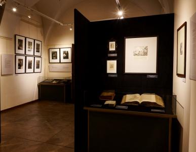 fragment ekspozycji, sala trzecia: na pierwszym planie, z prawej, najstarsze obiekty na wystawie – grafiki ilustracyjne z XVI, XVII i XVIII wieku oraz gablota ze starodrukami