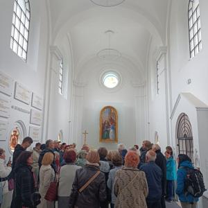 na środku zdjęcia tłum ludzi zgromadzony w kaplicy