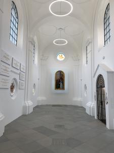 Wnętrze kaplicy, po prawej wejście, po lewej tablica pamiątkowe, w głębi obraz.