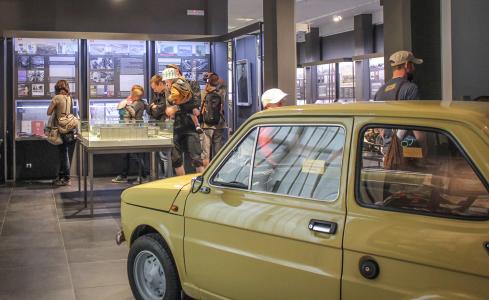 Na pierwszym planie Fiat 126p, dalej ekspozycja