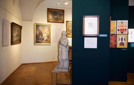 fragment ekspozycji, sala druga: w głębi obrazy ilustrujące literaturę romantyczną, a przed nimi projekt pomnika Adama Mickiewicza w Bielsku, z prawej prace inspirowane twórczością Umberto Eco