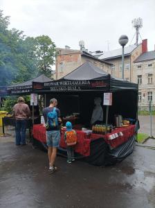 Stoisko z napojami na placu przy Muzeum