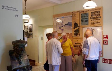 Wnętrze Fałatówki jest pełne historii i sztuki. Na ścianach wiszą plakaty promujące wystawy , dokumentujące ważne momenty z życia muzeum oraz zdjęcia. W centralnym punkcie sali znajduje się popiersie Juliana Fałata, które przyciąga uwagę gości. Kilka osób