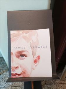 Okładka katalogu prac artysty do wystawy Paweł Kotowicz. Mniej oficjalnie
