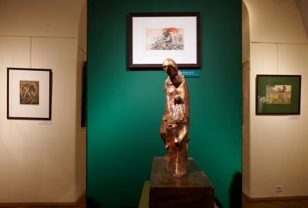 fragment ekspozycji, sala pierwsza: na pierwszym planie rzeźba Jana Grabowskiego „Poczytaj mi, mamo”, w głębi prace inspirowane bajkami o szczurołapie i gęsiareczce