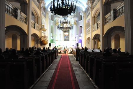 Kościół Marcina Lutra w Bielsku-Białej widok na ołtarz, po bokach rzędy ławek