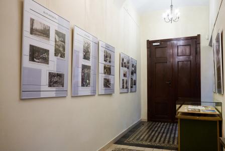 Fragment korytarza z ekspozycją, po lewej na ścianie, tablice informacyjne, po prawej gablota.