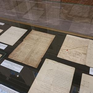 na zdjęciu przeszklona gablota, w środku niej fragment starych dokumentów, należących do wystawy Panorama Berezyna