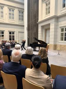 Grający muzycy – dalsze ujęcie.