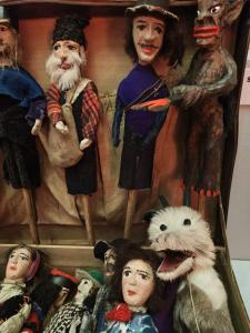 Kukiełki z szopek wystawione w walizce