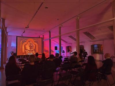 Uczestnicy spotkania oglądają kolejną prezentację.