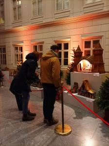 Dwie osoby przed szopką.