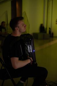 Przerwa muzyczna. Występ akordeonisty.