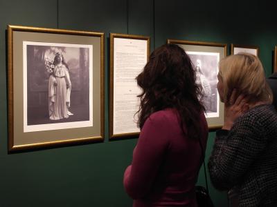 Dwie kobiety czytają opisy zdjęć