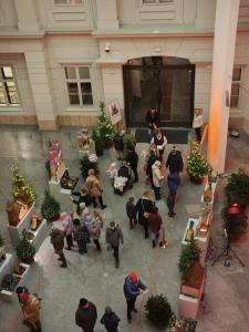 Atrium z góry. Plan ogólny wystawy ze zwiedzającymi