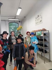 Grupa młodzieży w kapeluszach