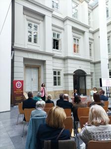 Atrium. Pani dyrektor Iwona Purzycka wita gości spotkania.