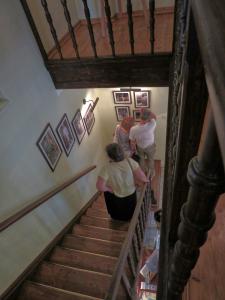 Widok na drewniane schody, po których schodzi kilka osób