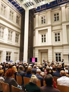 Fragment atrium: przed widownią występ kapeli góralskiej Bezmiana z Bystrzycy na Zaolziu.