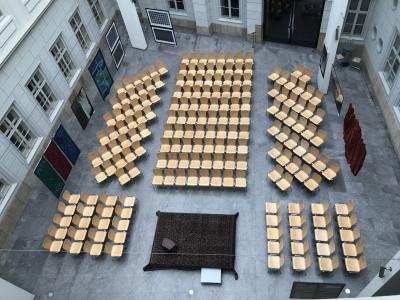 Prezentacja układu krzeseł w atrium Muzeum