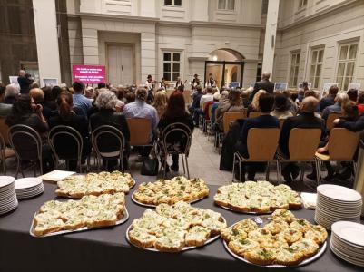 Stół z poczęstunkiem i widownia atrium