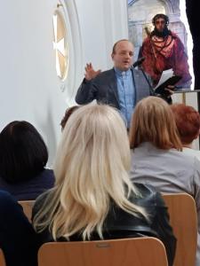 dr Grzegorz Madej, gospodarz spotkania, wita gości i prelegentów oraz wprowadza w tematy obu prelekcji