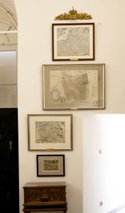 Kilka map wiszących na ścianie