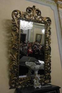 Otwarcie wystawy, widok gości w lustrze