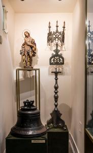 Rzeźba - Chrystus, dzwon, świecznik