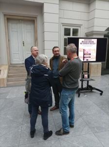 Atrium. Rozmowa prelegenta z uczestnikami spotkania